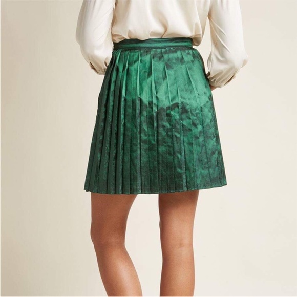 💥NWOT💥 ModCloth Pleated skirt in emerald - Picture 2 of 8
